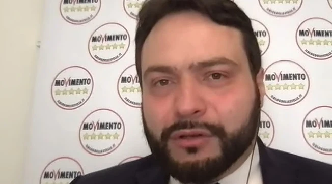 Fabio Massimo Cataldo, addio M5s: con Carlo Calenda "mister gilet gialli"