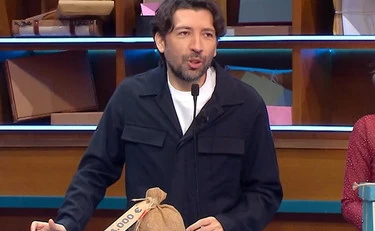 Affari tuoi, la battuta politica di Ballerina. De Martino: "Cretino"