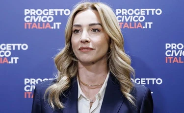 Selvaggia Lucarelli contro Silvia Salis: "Come un'hostess anni '60". Se a insultare è lei, non è sessismo