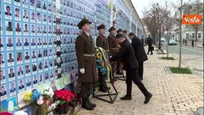 Zelensky e il Primo Ministro del Portogallo rendono omaggio a Muro Memoria dei caduti di Kiev