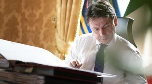 Giuseppe Conte firma il Dpcm: le nuove misure anti Covid, 30 giorni per evitare il lockdown
