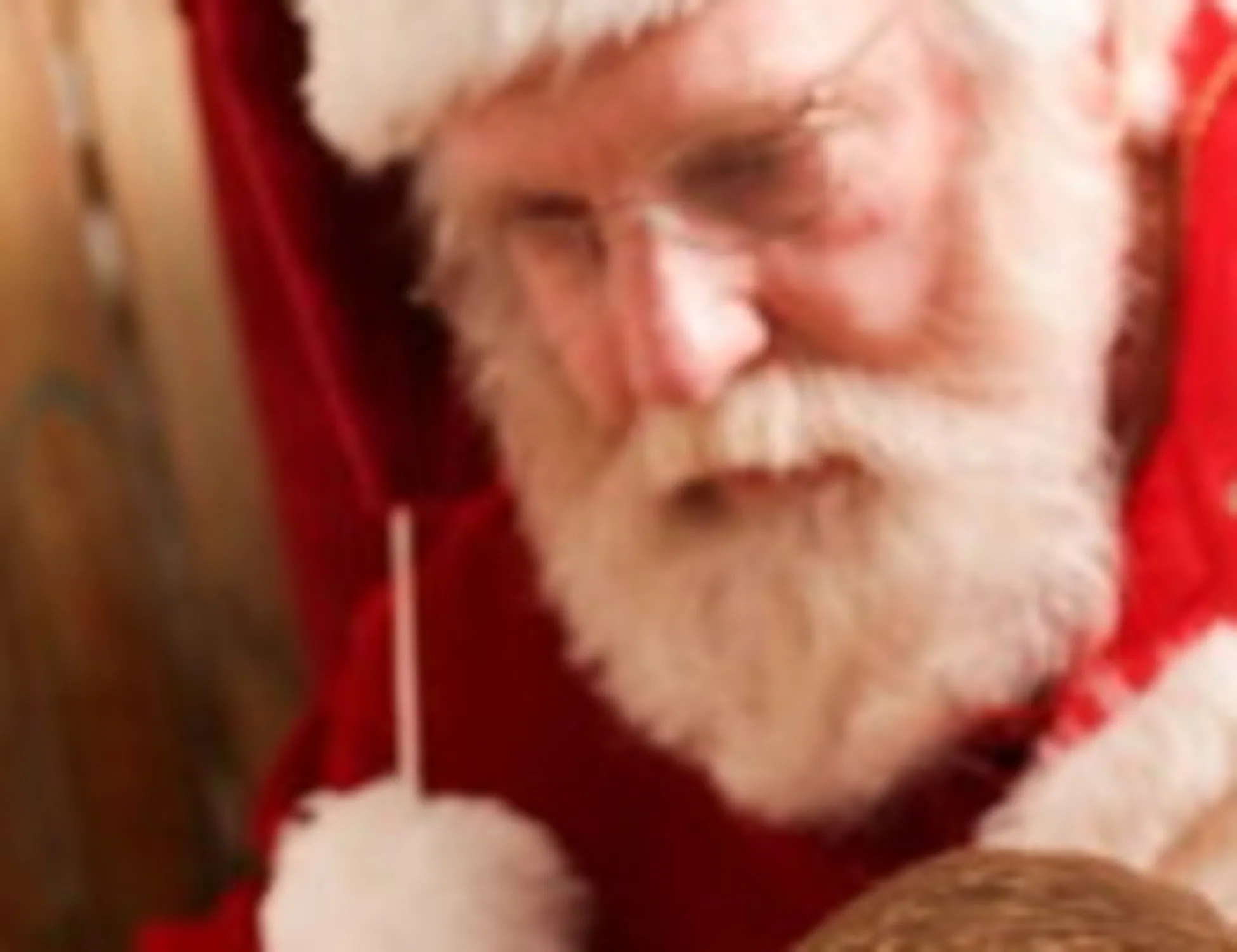 Leggi l'articolo: Arrestato Babbo Natale a una festa: ecco chi era