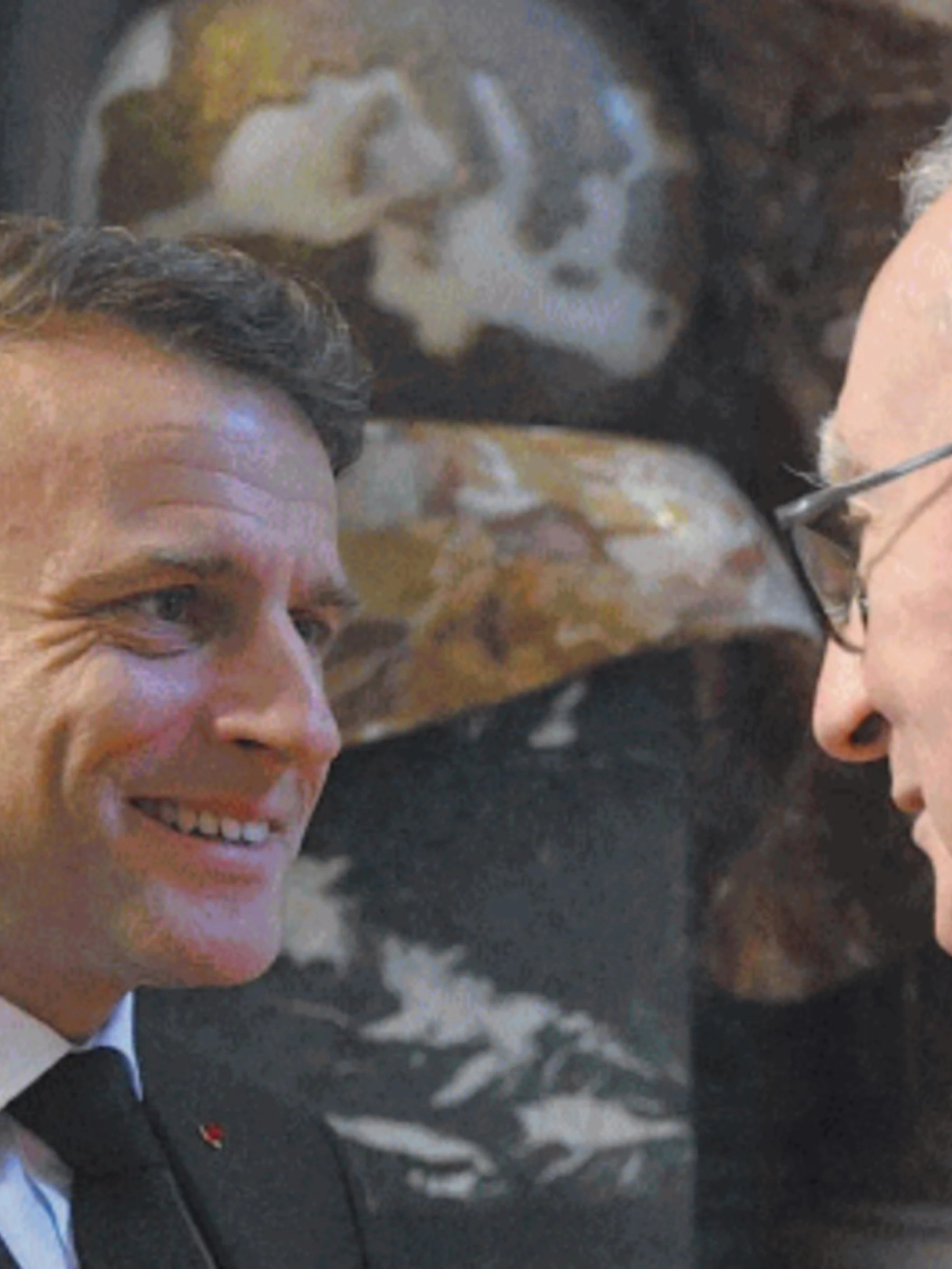 Macron tenta di influenzare il conclave, Francia in rivolta