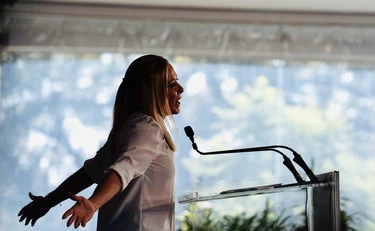 Mentre i teppisti sfasciano Milano, il Pd attacca Meloni: l'ultima pagliacciata