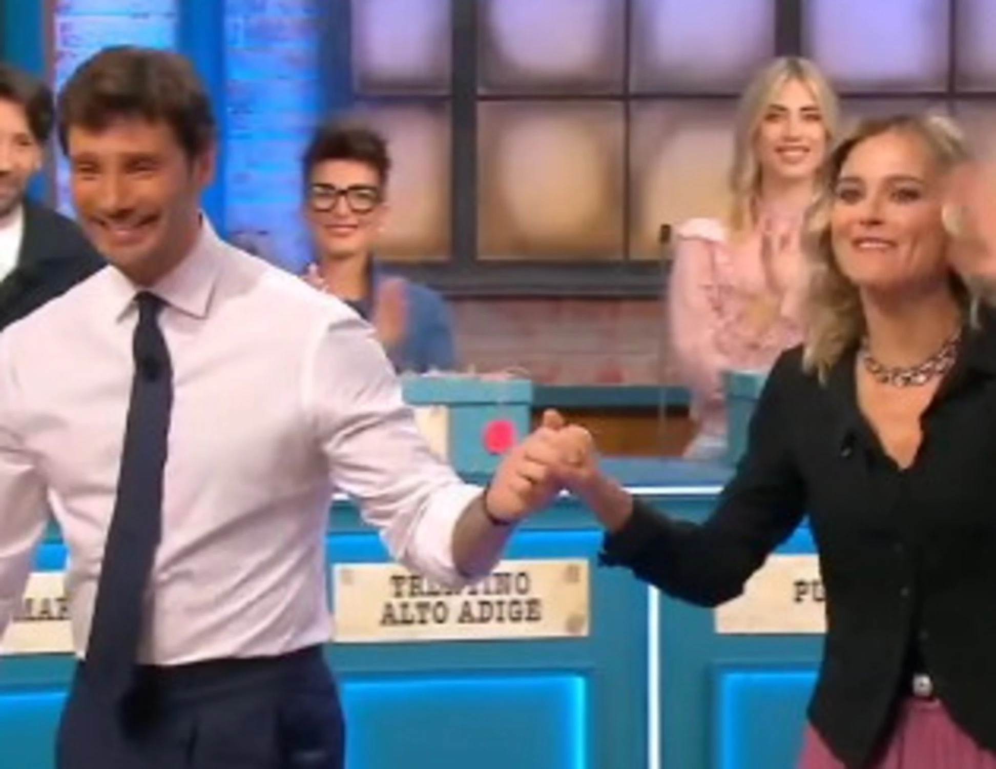 Affari Tuoi, il giallo su Francesca Fialdini: "Il piede e le costole fratturate?"