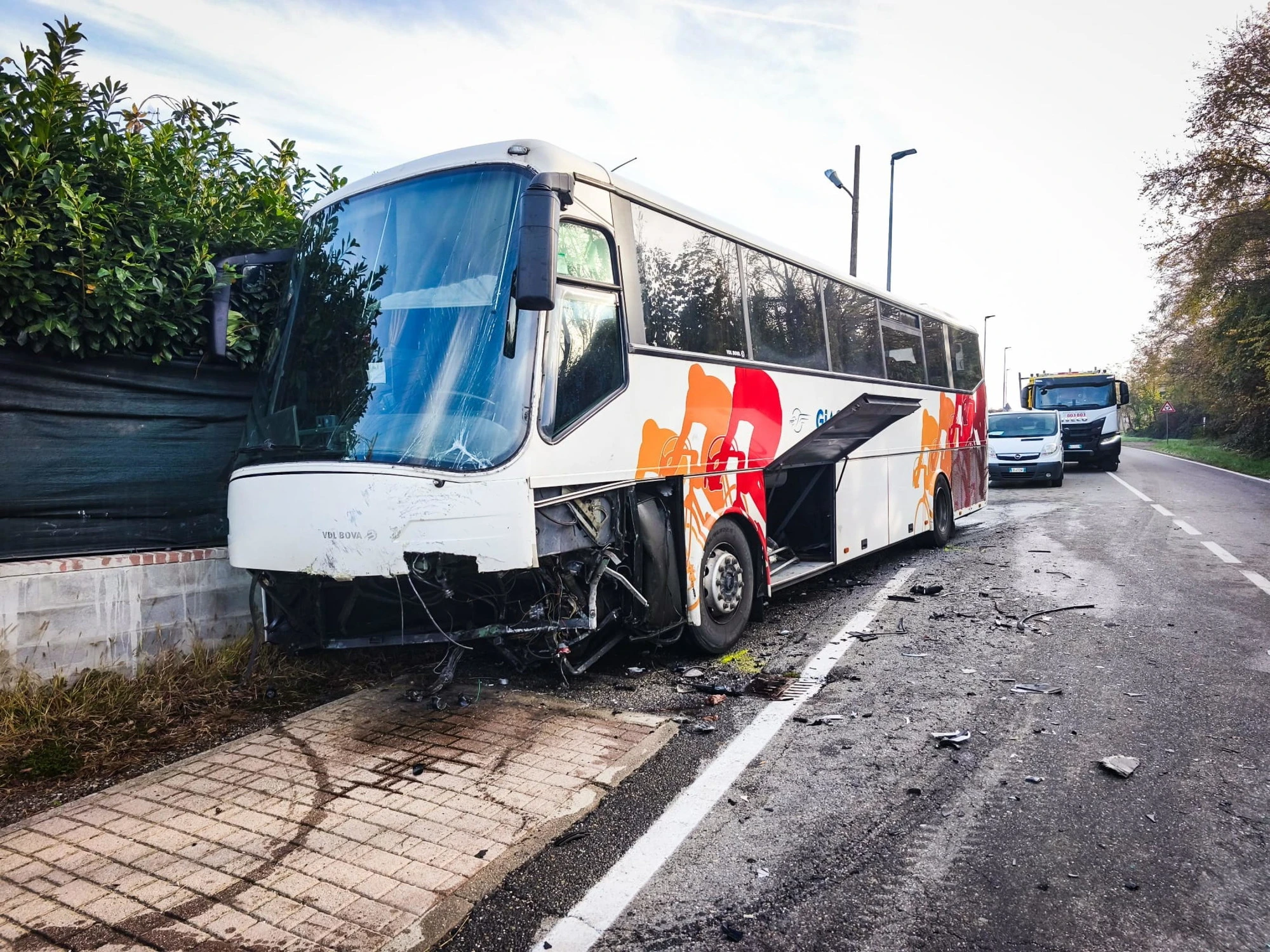 Arignano, frontale tra scuolabus e Bmw: 1 morto, 20 ragazzi feriti