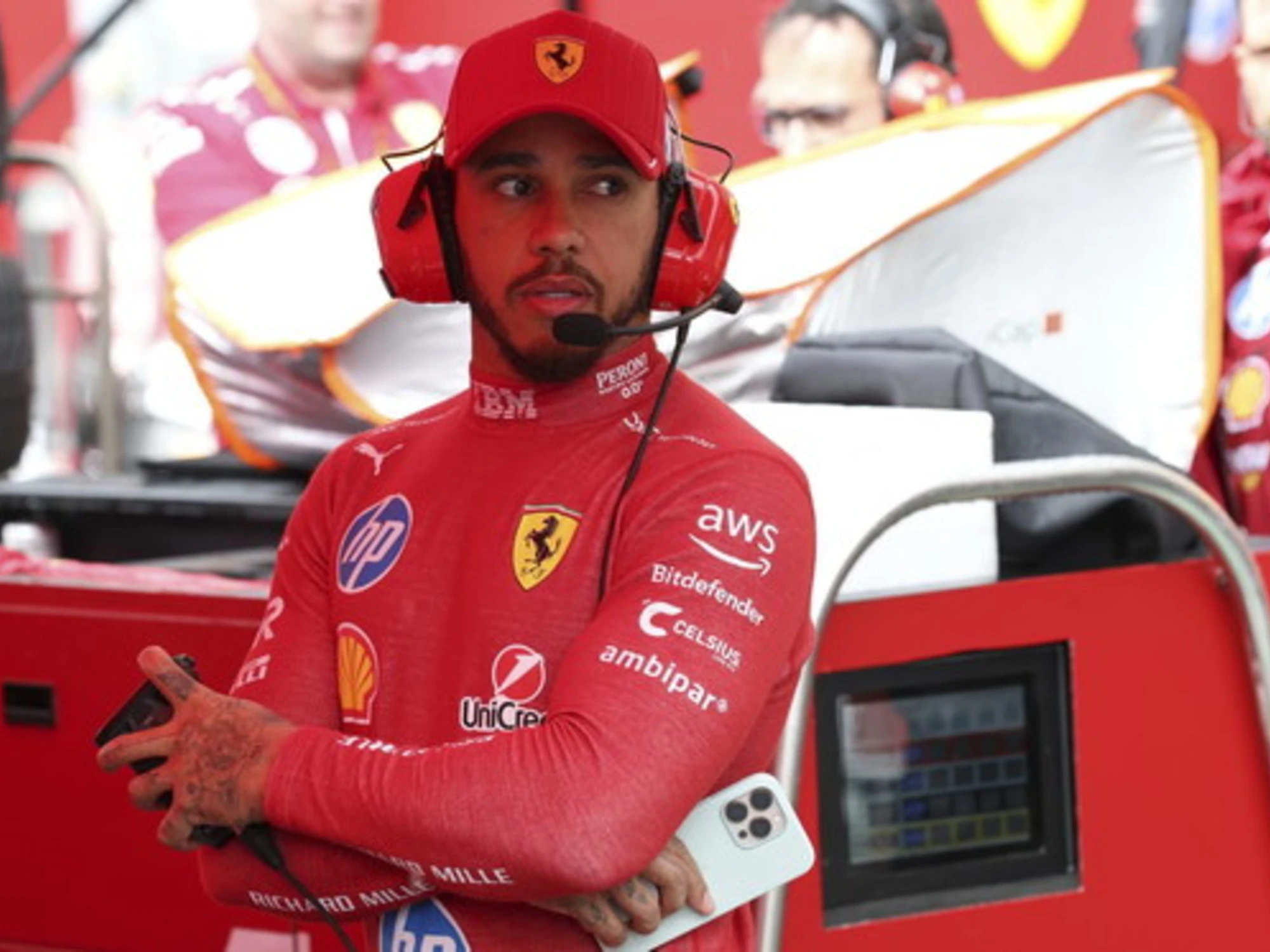 Lewis Hamilton umiliato da Marko: "Un handicap per la Ferrari"