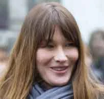 Lo strazio continua: Carla Bruni torna a cantare