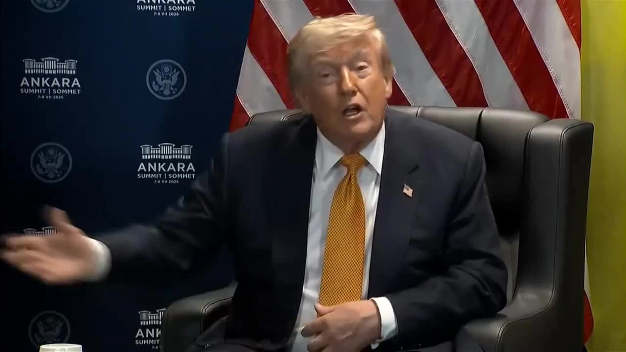 La tremenda gaffe di Trump: come chiama Zelensky, cala il gelo
