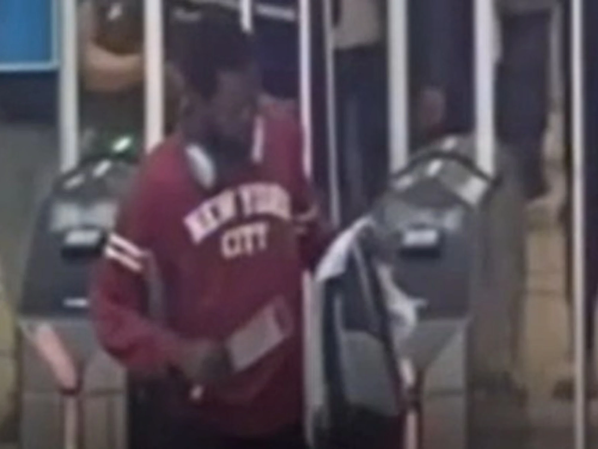 Milano, africano sfodera il machete in stazione: attimi di terrore