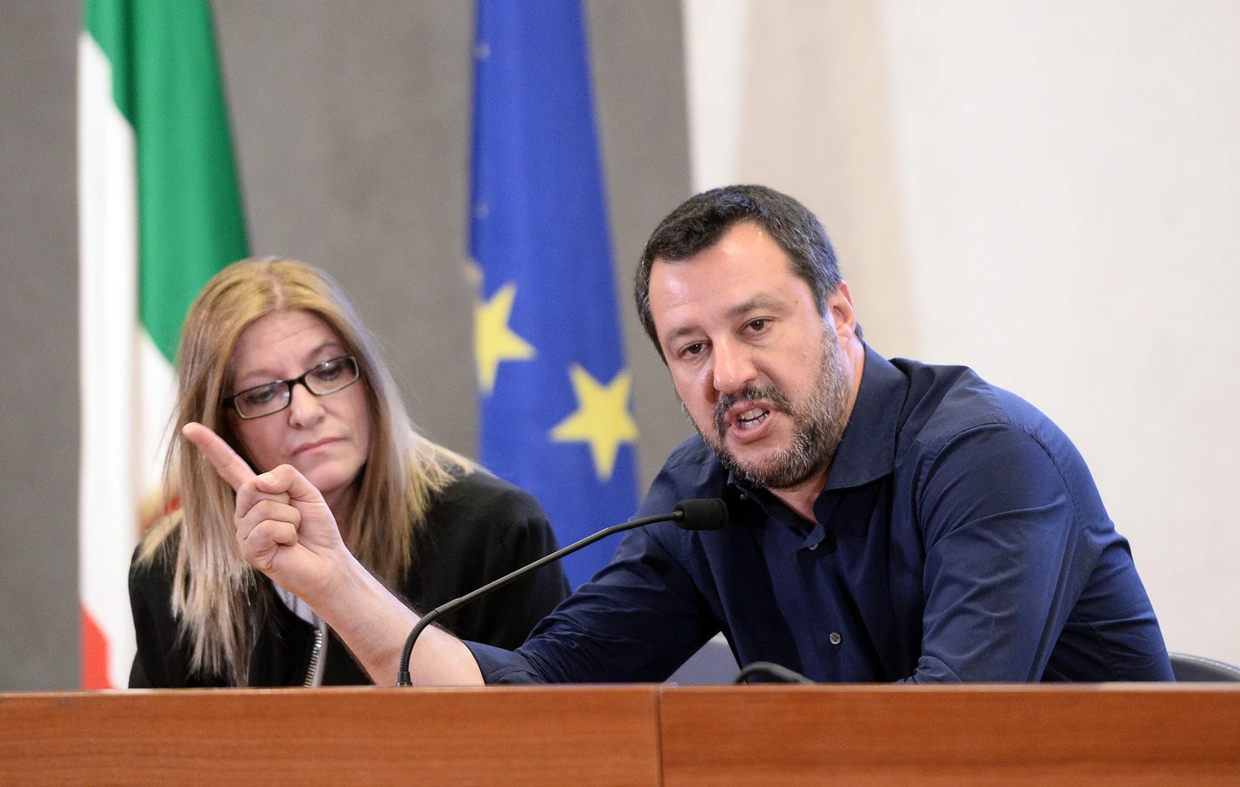 Migranti, Matteo Salvini denuncia: "Hanno appena dirottato un mercantile, viaggiano verso Lampedusa"