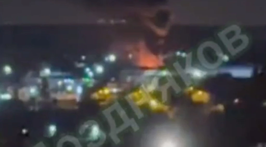 Mosca, inferno di fuoco nella zona dell'aeroporto: l'ultimo raid