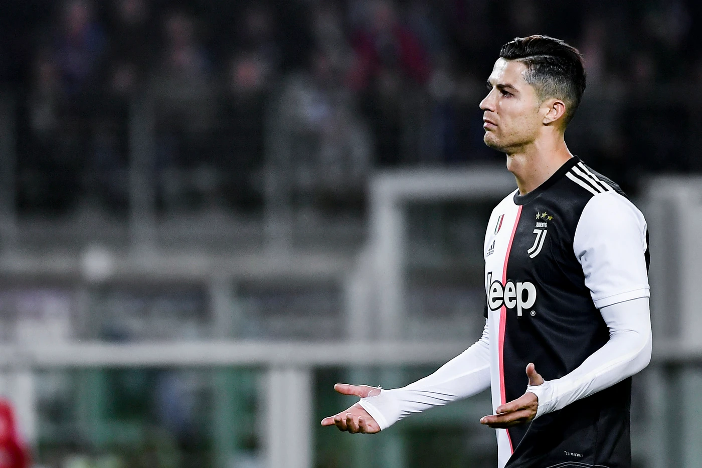 Cristiano Ronaldo, pace con la Juventus a modo suo: schiaffo alla miseria, la risolve &quot;da gran signore&quot;