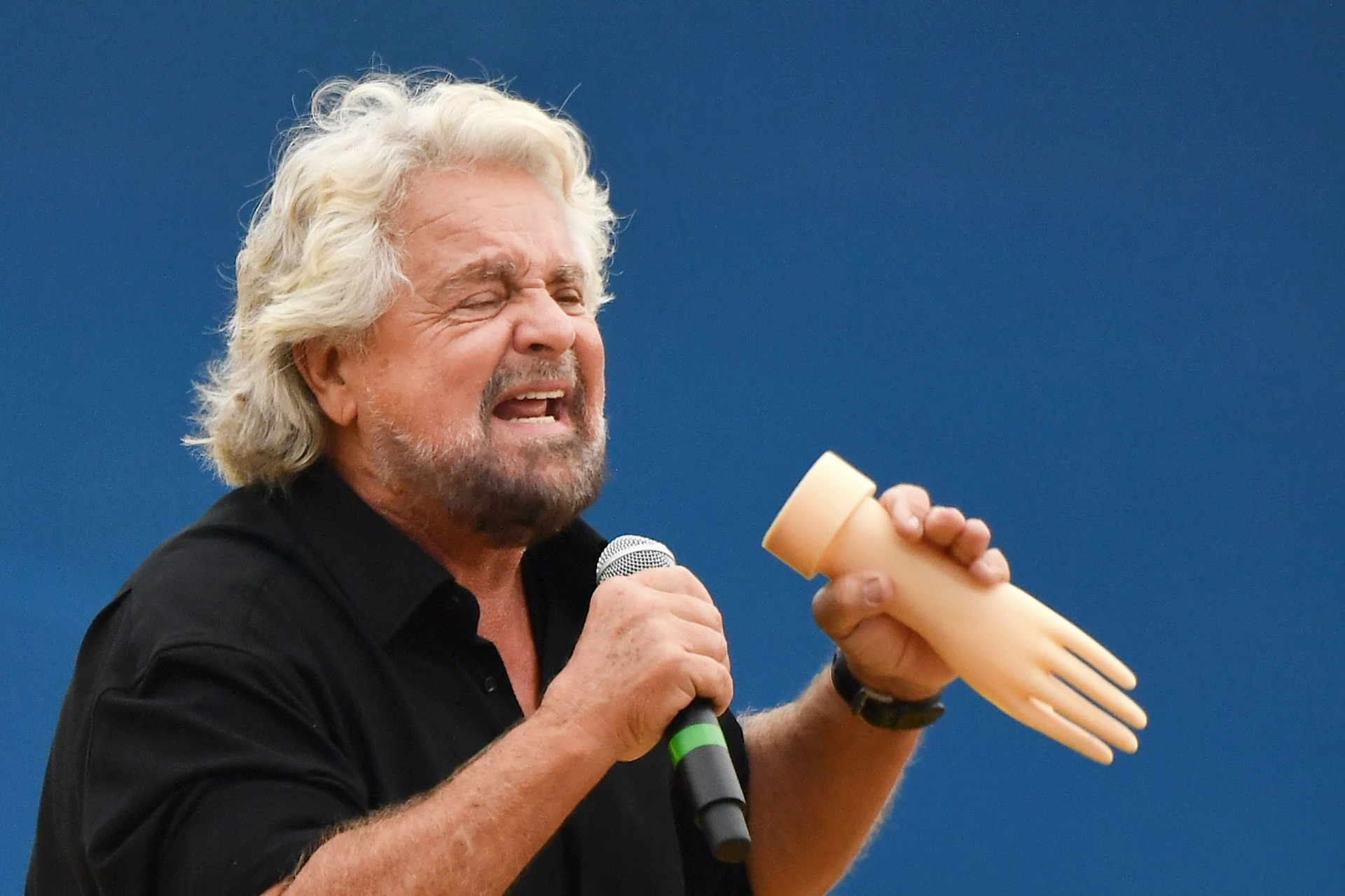 Beppe Grillo, lo scandalo per i vecchi filmati su Rai2: "Incasserà 30mila euro"