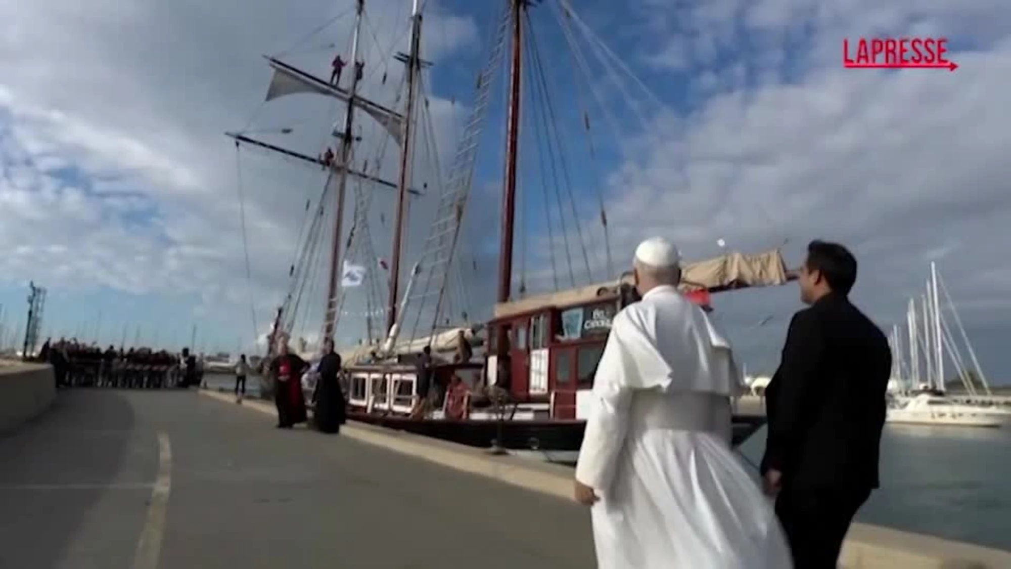 Leone XIV, visita a sorpresa all'equipaggio di una nave scuola a Ostia