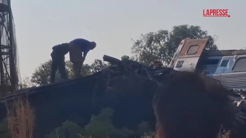 Thailandia, crolla una gru su un treno in viaggio: almeno 22 morti