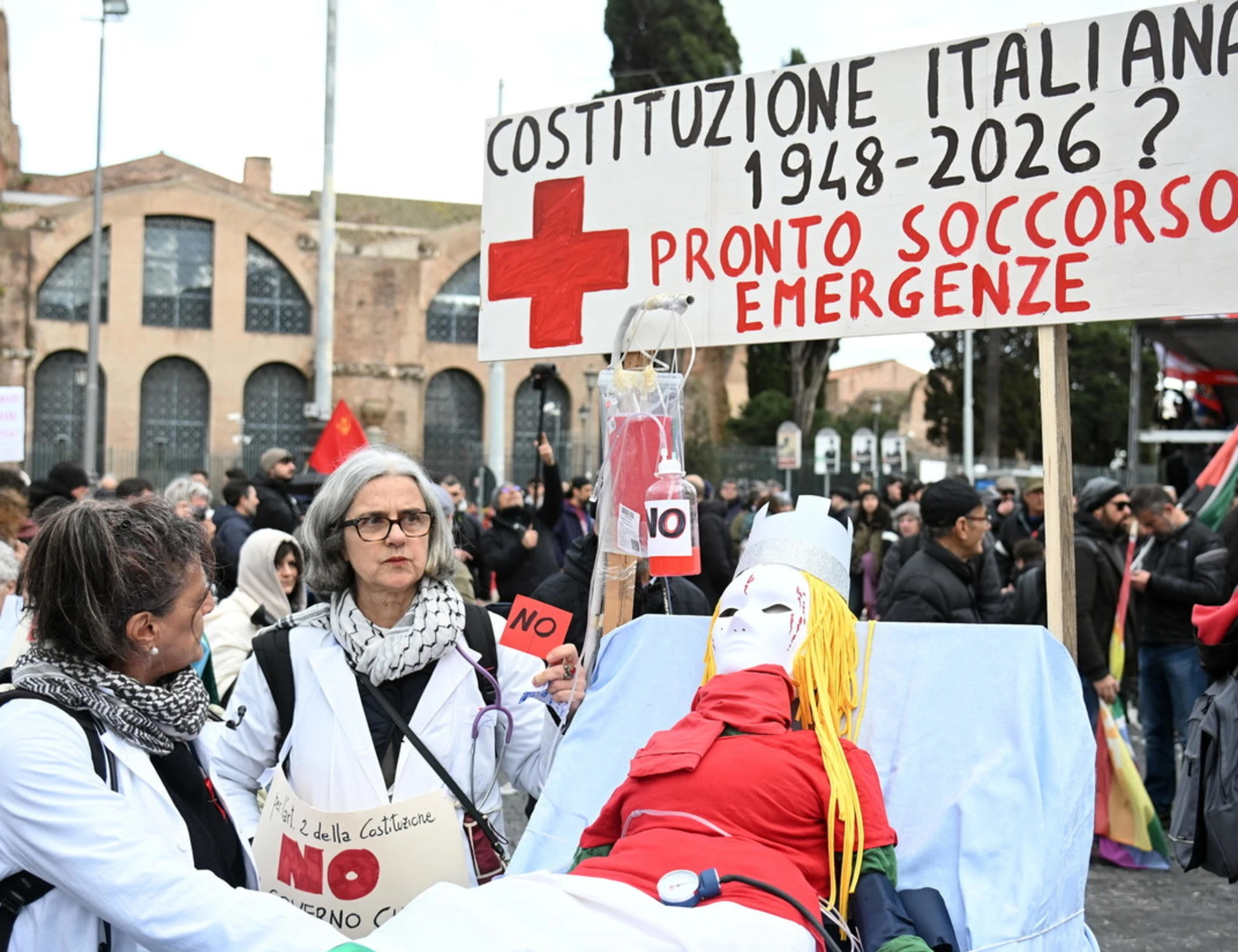 Roma, la violenza dei collettivi al corteo: Meloni in barella e foto bruciate