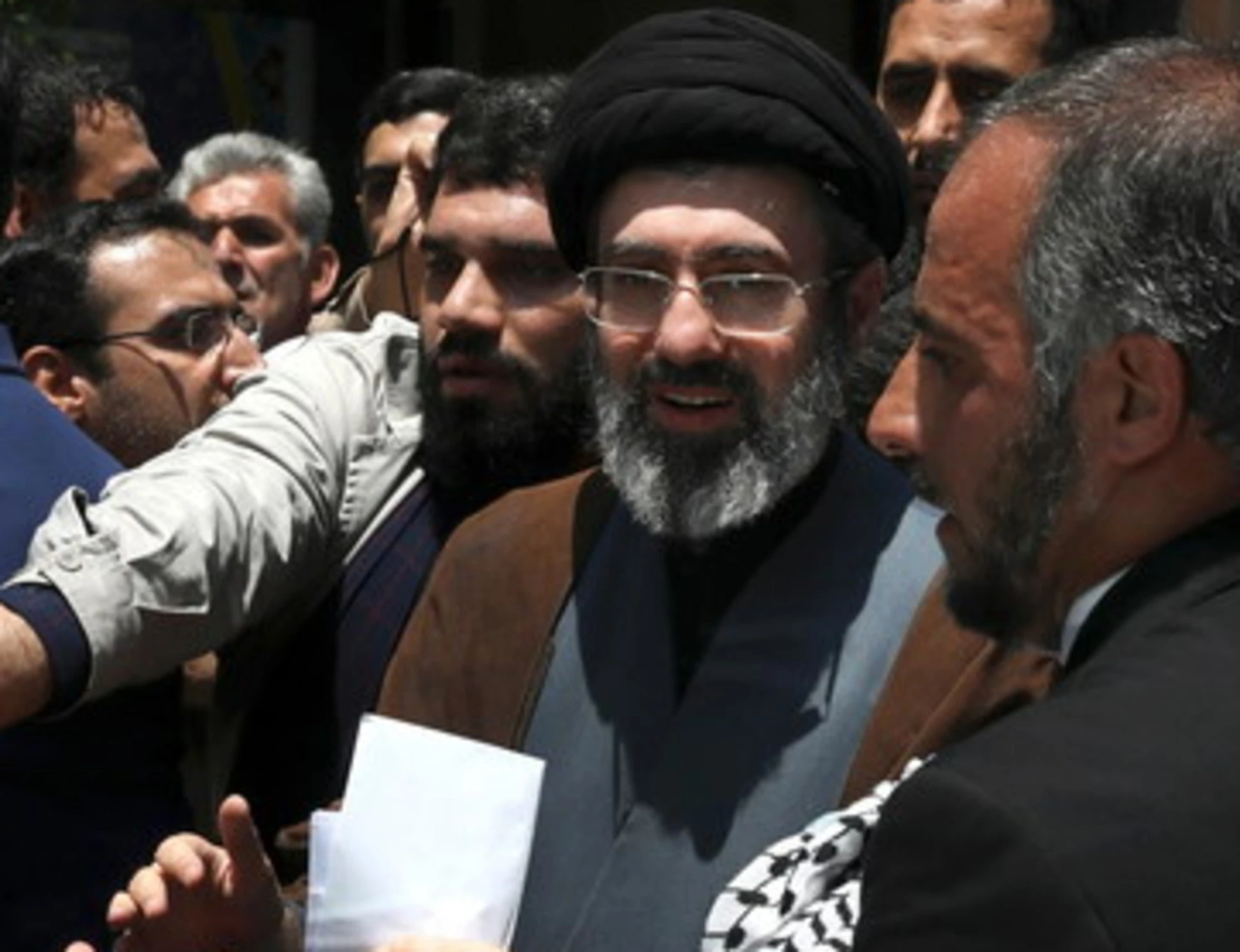 Khamenei, il figlio Mojtaba "è impotente": gli 007 mostrano il documento