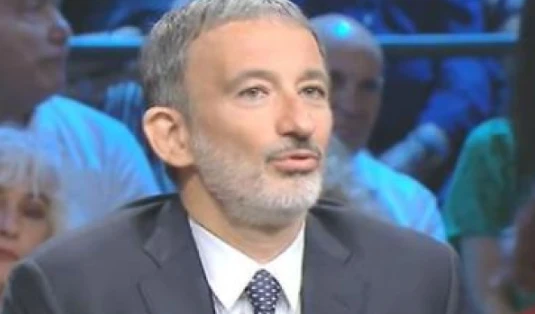 Pietro Senaldi svela il bluff di Matteo Renzi: "Governo morto che parla", la sua assenza sospetta