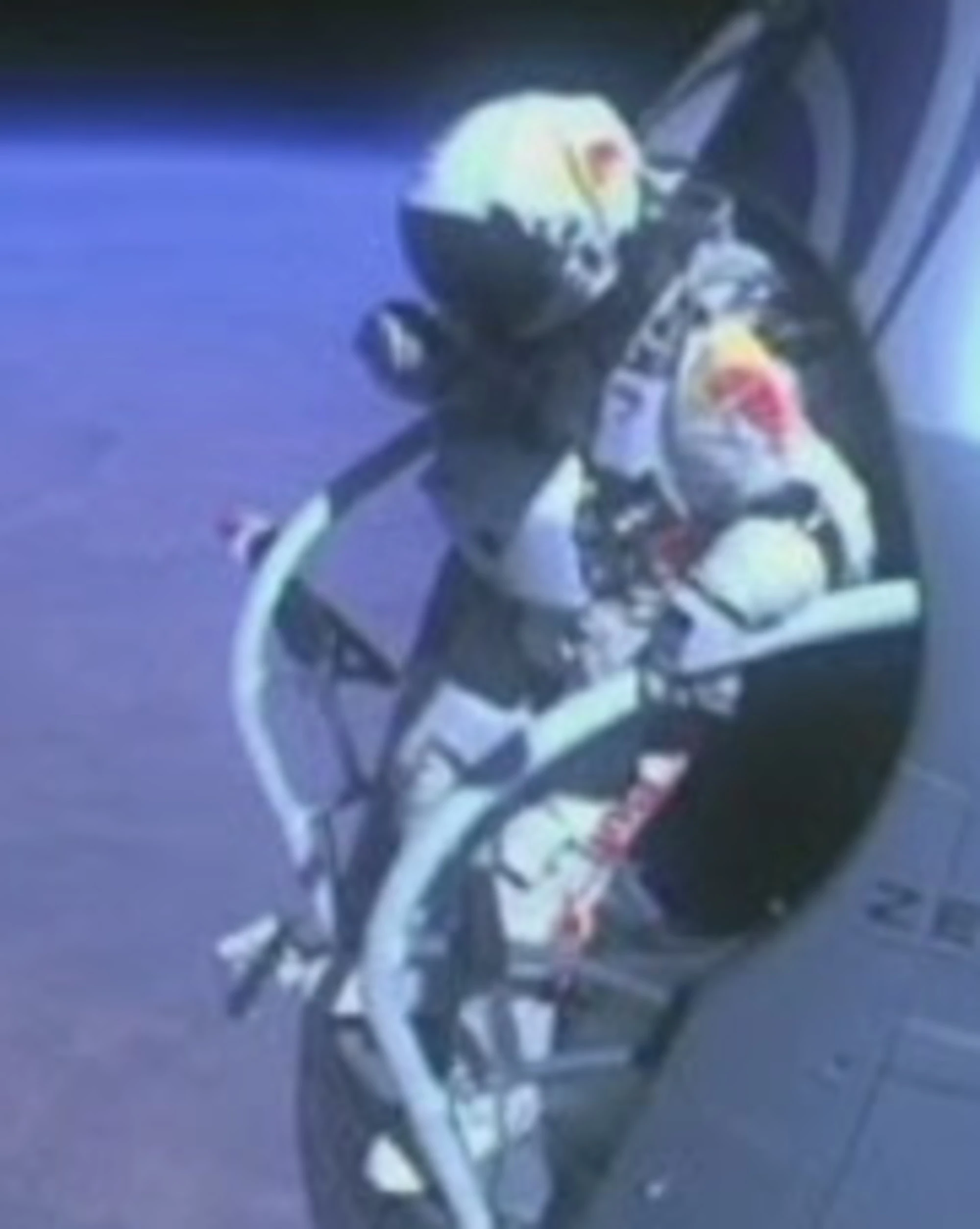 Fermo, malore con il parapendio precipita su una piscina: muore Felix Baumgartner