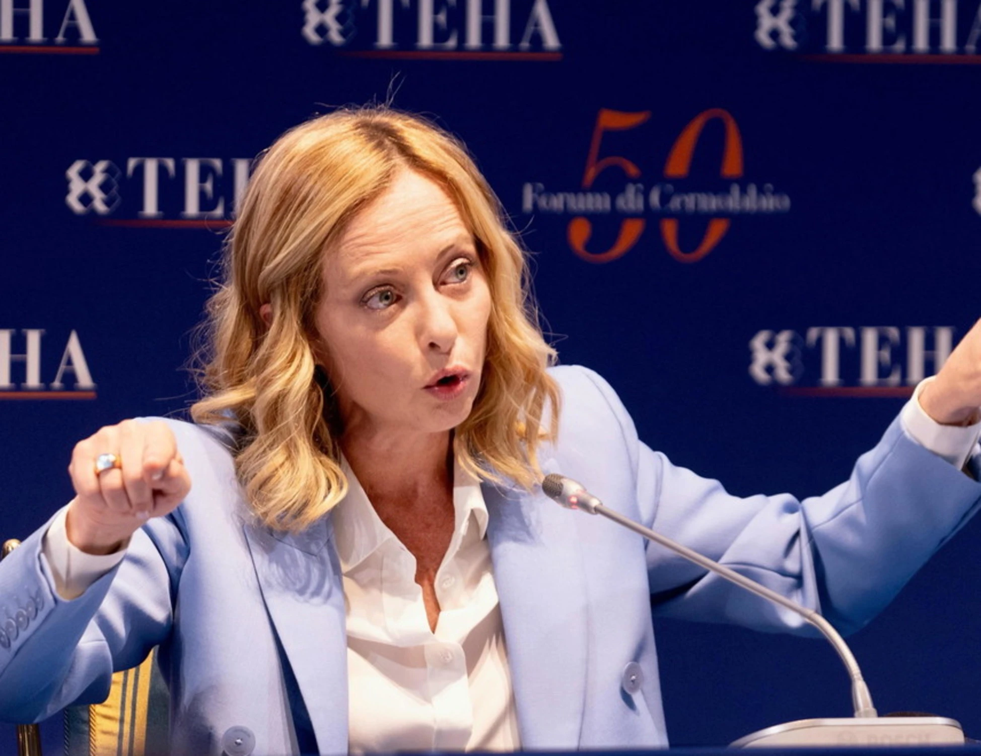 Meloni, trionfo a Cernobbio: "sondaggio" in platea, sinistra a pezzi