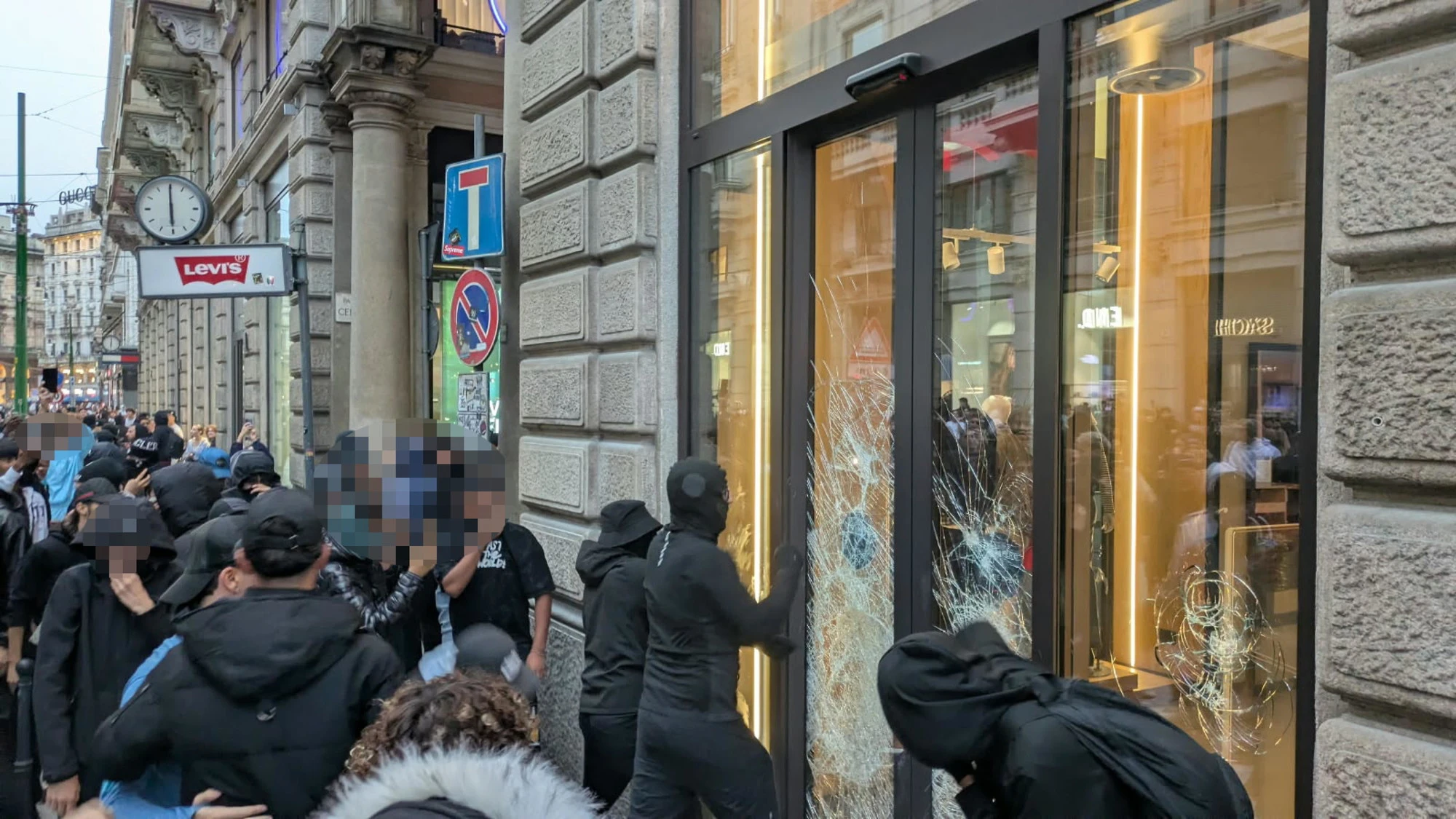 Milano, l'intervistato perde il controllo: "Maranza bastar*** e merd*** comuniste"