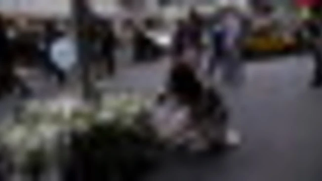 Taipei, fiori davanti alla metro dopo l'attacco con coltello: 3 morti