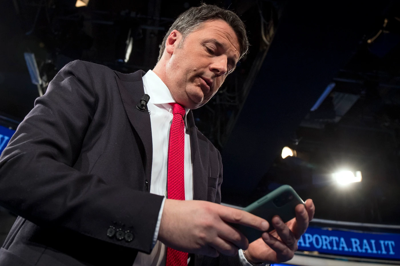 Matteo Renzi, le voci sull'ultima mossa: cerca i "controresponsabili" per affondare Giuseppe Conte