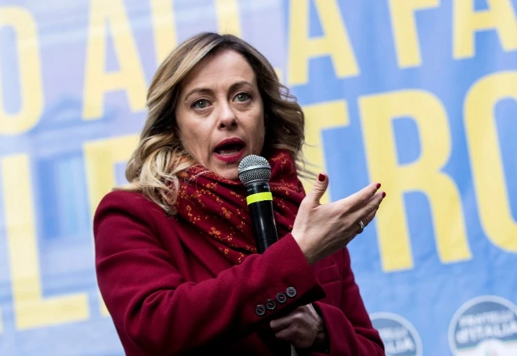 Giorgia Meloni sfida Giuseppe Conte sugli immigrati: "C'è ancora posto sul suo aereo?"