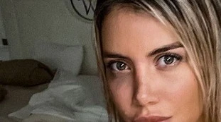 Wanda Nara, "vado a letto". Reggiseno? No, due strisce di tessuto: topless incendiario, sfida la censura