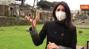 Virginia Raggi in camper, il disastro al parco della Caffarella: &quot;Proprio sotto gli occhi dell&apos;agente&quot;