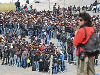 Immigrati, notte di sbarchi a Lampedusa Soccorsi 250 migranti