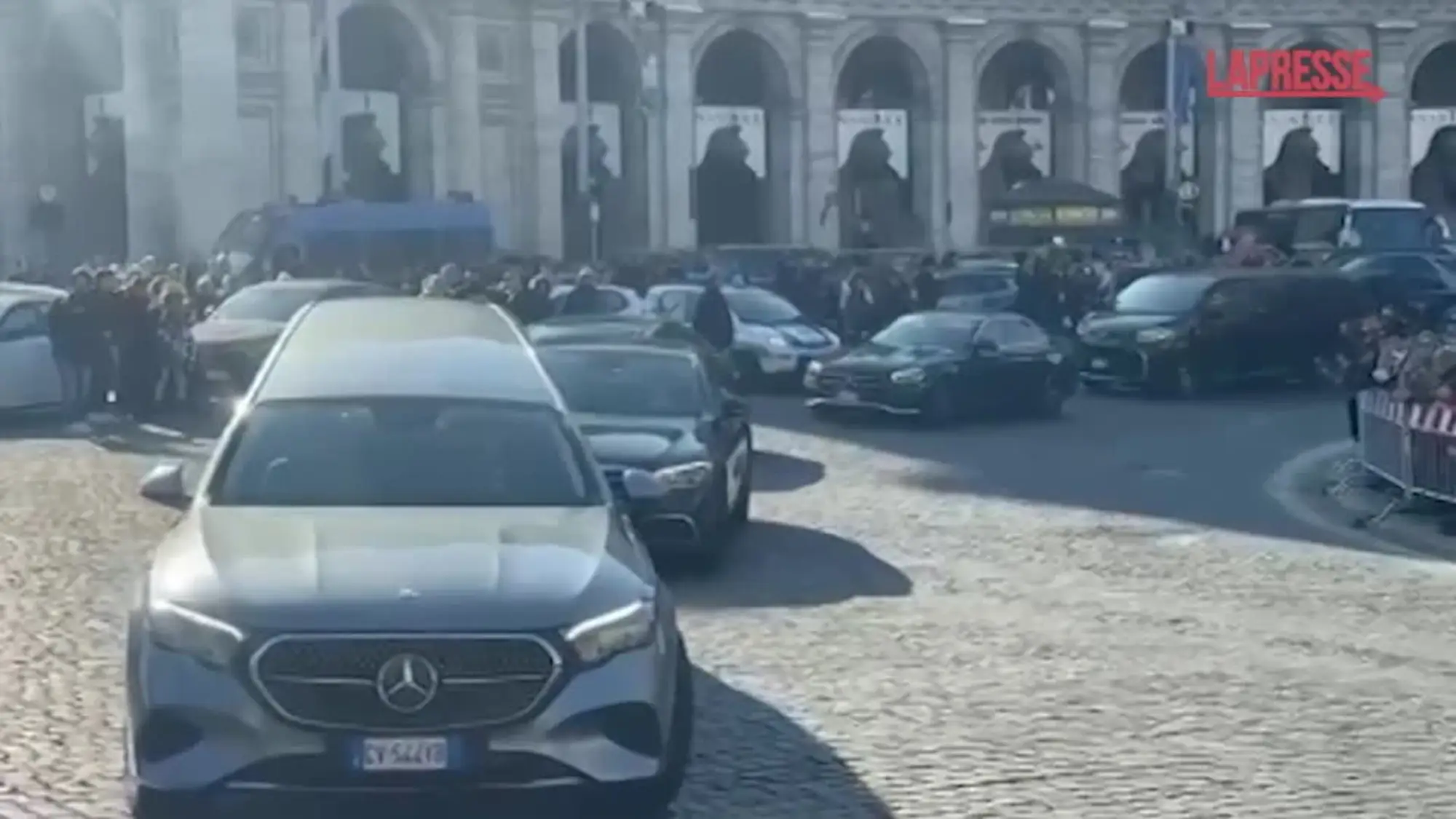 Funerali Valentino, l'arrivo del feretro nella basilica di Santa Maria degli Angeli