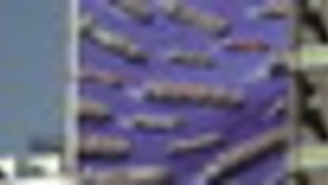 Teheran sfida Trump con un maxi-banner su Hormuz