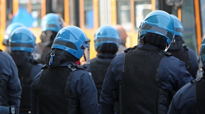 Pd, lo sfregio ai poliziotti: "Sono di destra, niente case"