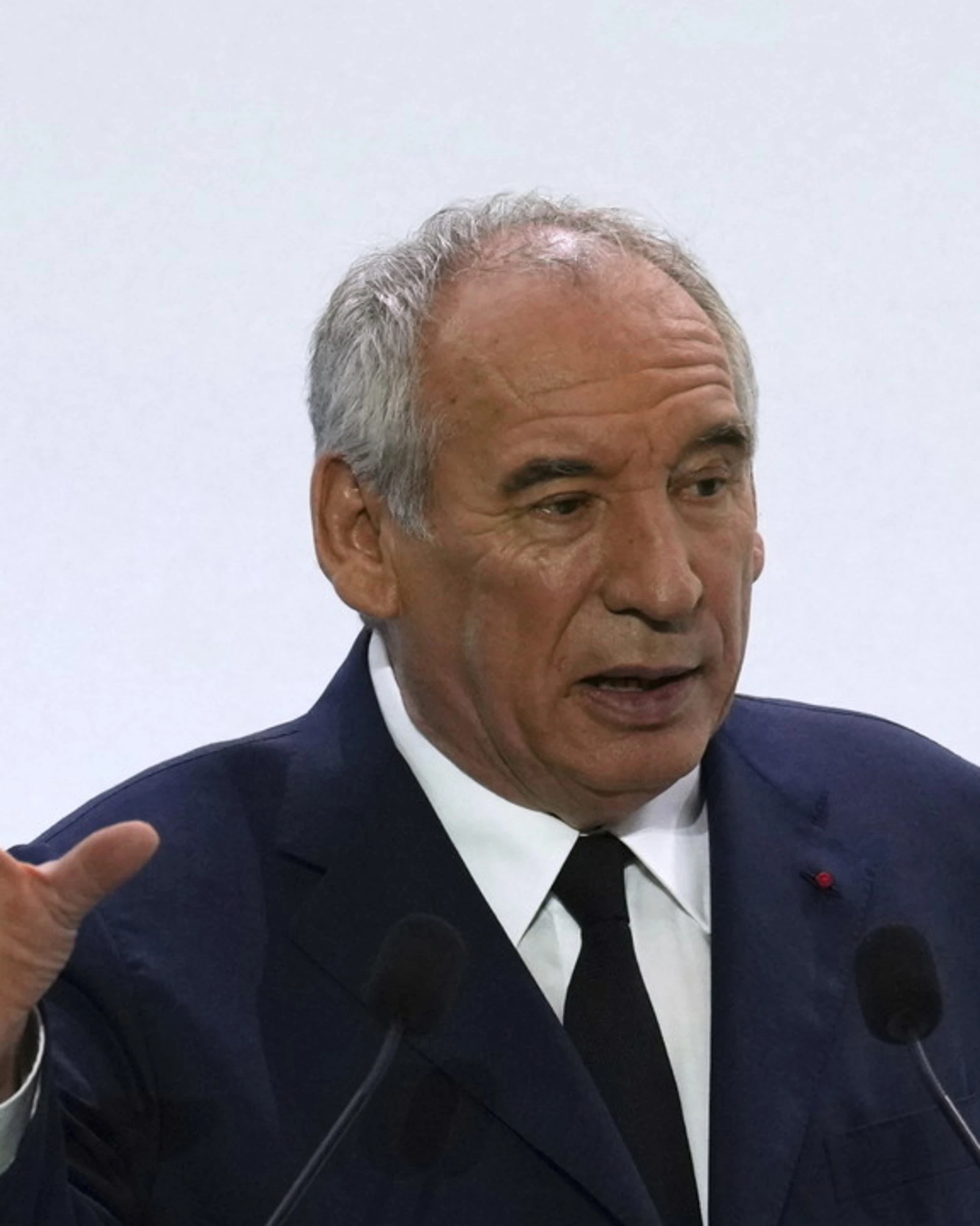 Bayrou attacca l'Italia: "Fa dumping fiscale". La dura risposta da Chigi