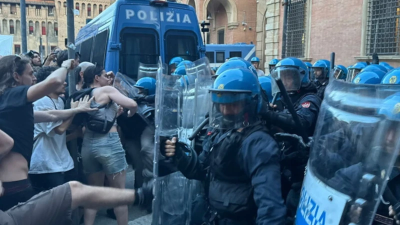 Bologna, quando le istituzioni dovrebbero attendere la giustizia prima della piazza