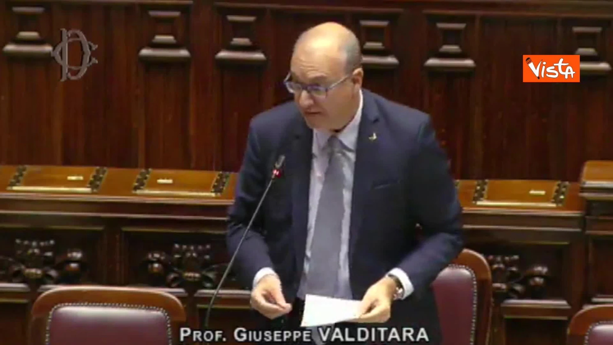 Valditara smaschera la sinistra: "Balle, vergognatevi", bagarre in aula