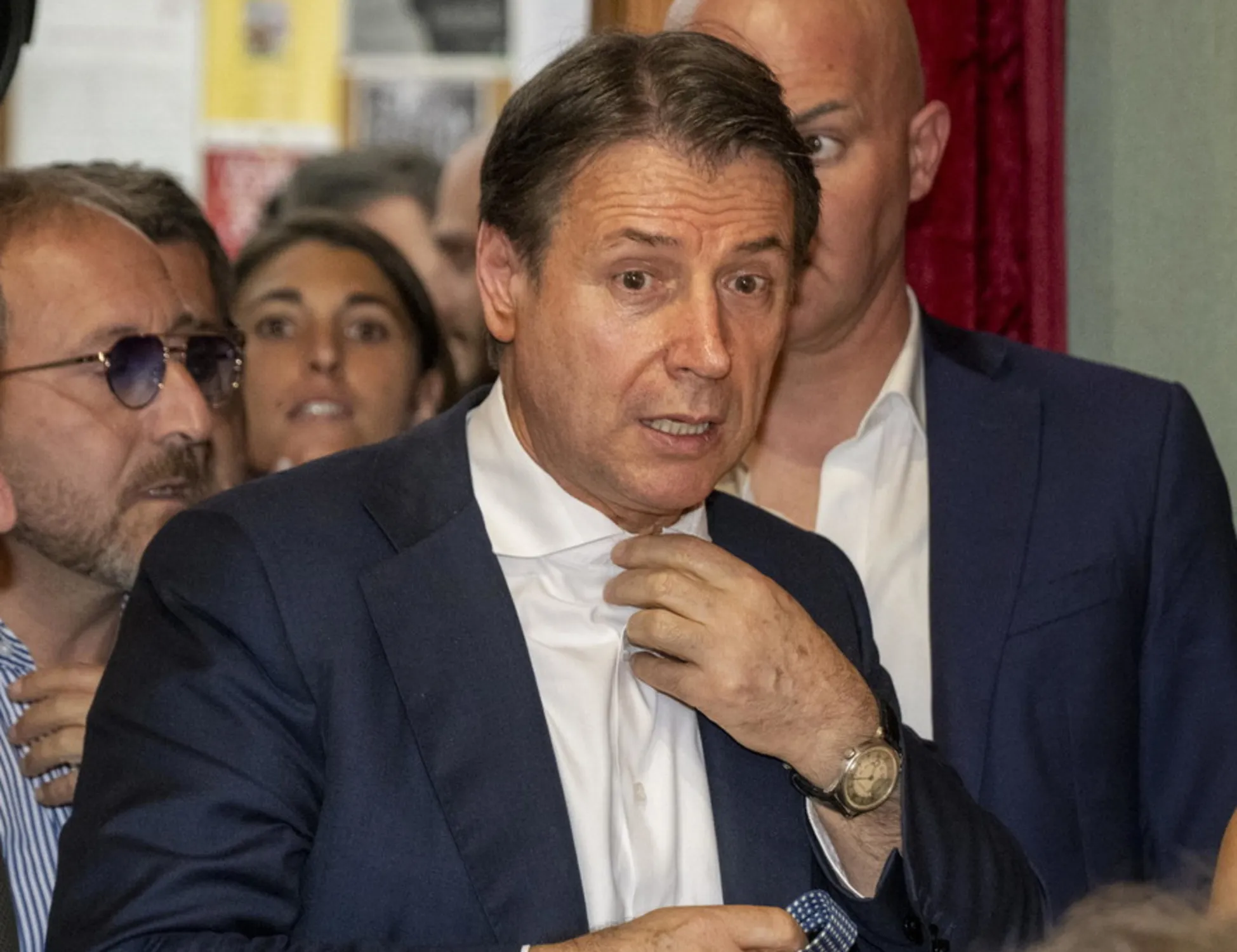 Leggi l'articolo: Conte, siamo alle minacce: "Io non mi presto". Ed Elly muta