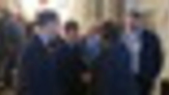 Foibe, stretta di mano tra Bocchino e presidente Consiglio Toscana