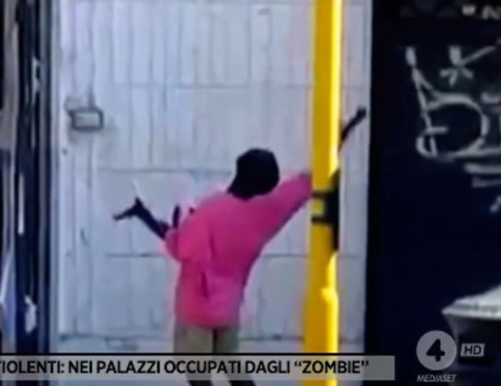 Fuori dal coro, l'inviata tra gli immigrati "zombie violenti" di Roma: presa a bottigliate