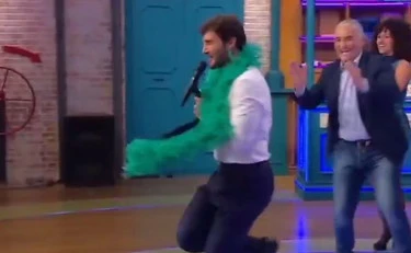 Affari Tuoi, raptus-De Martino: come fa irruzione in studio, puro delirio