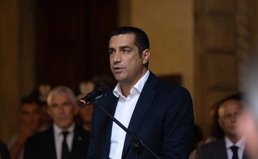 De Pascale, l'ultima sparata pro-migranti: "Permesso per merito", insorge Fdi