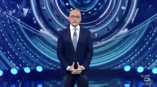 Grande Fratello Vip, il coronavirus abbatte il “trash”: resiste solo Maria De Filippi, gli effetti sulla tv italiana