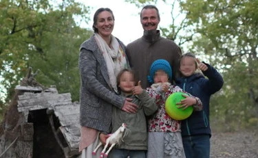 Famiglia nel bosco, il papà arriva qualche minuto prima: com'è finita