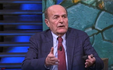 Bersani a DiMartedì, l'ultima menzogna: "Se vince il Sì tirano dritto, fino a Orban"
