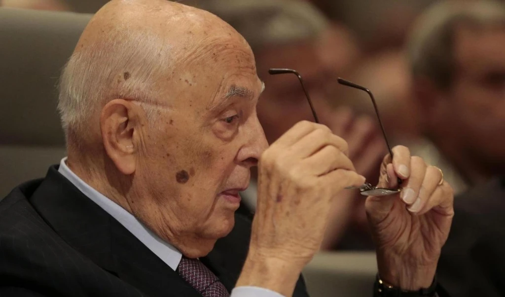 Napolitano piange per la crisi e si sfoga:"Il voto anticipato è un'anomalia,della buona politica non è rimasto nulla"