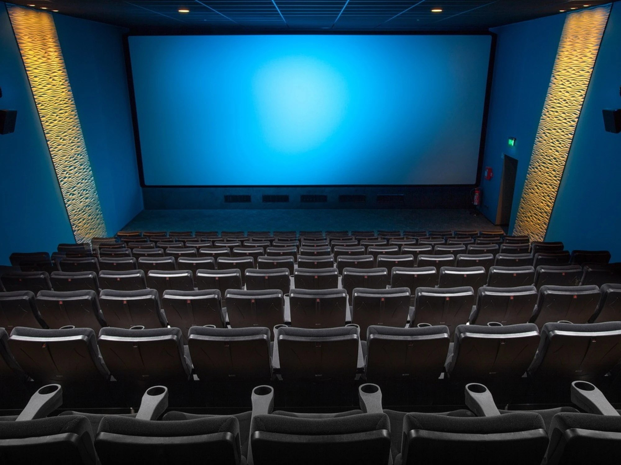 Il club del cineforum che non sa recitare neanche nella realtà