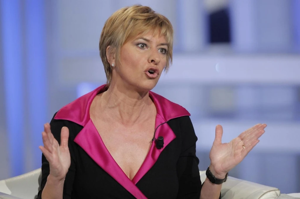 Pinotti all'Ikea con la scorta, fermata per un controllo. Il bodyguard: "Abbiamo fretta"