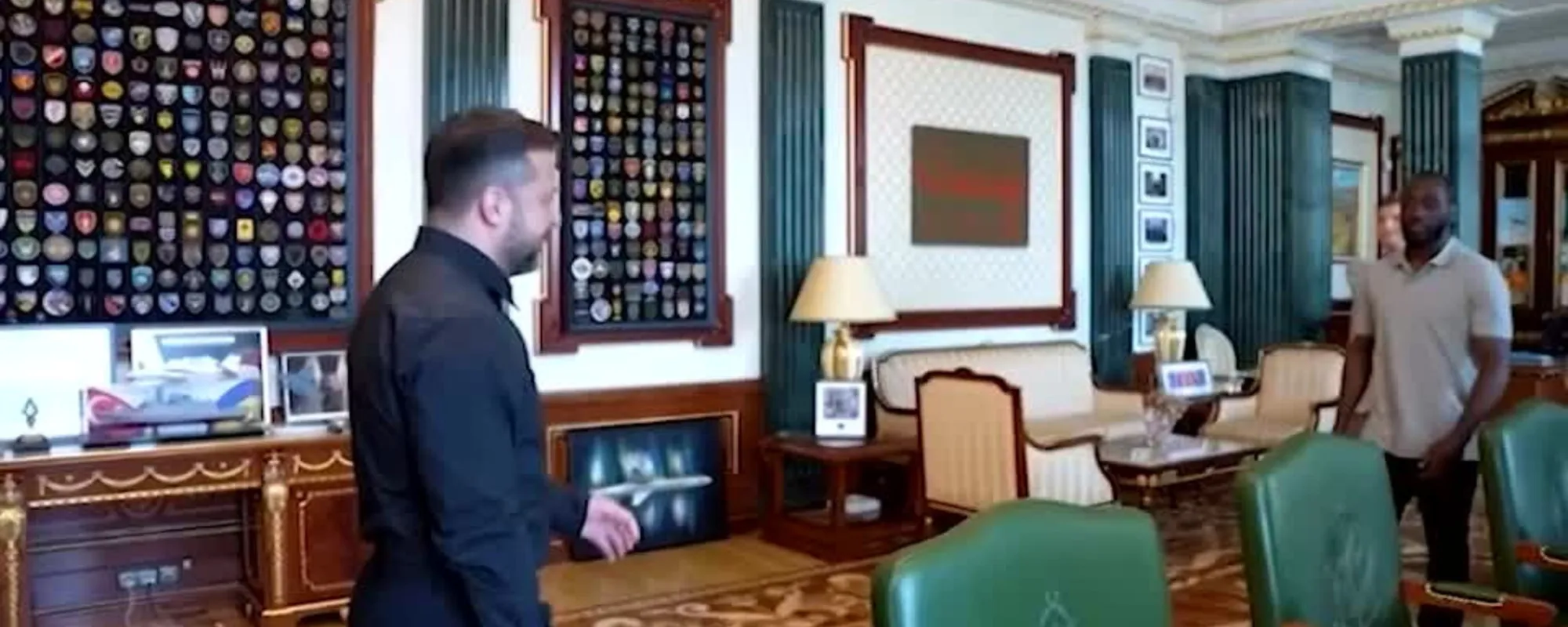 Cos'ha regalato il pugile Usa a Zelensky: uno schiaffo a Putin